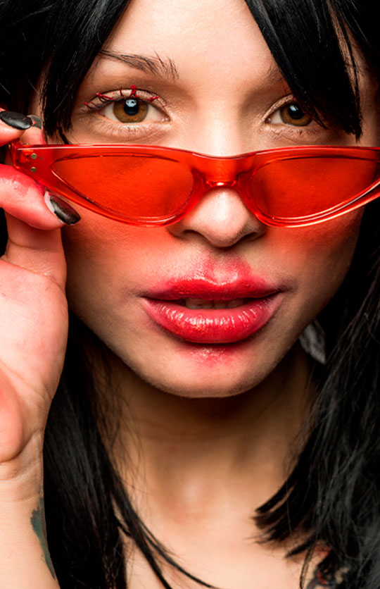 foto retrato de modelo con pestañas rojas